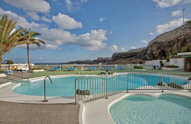 Holiday Apartment Disfruta mi casa del mar by Beach with Shared Pool & Wi-Fi