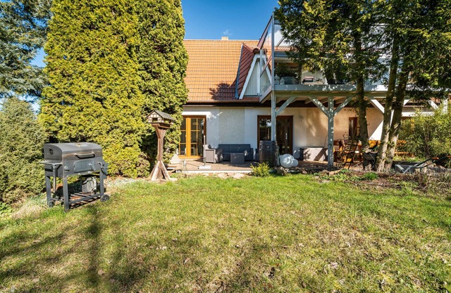 Holiday Apartment "Eichenhof" with Shared Terrace, Private Garden and Wi-Fi