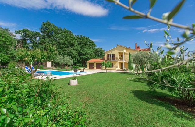 Holiday apartment With pool and large garden