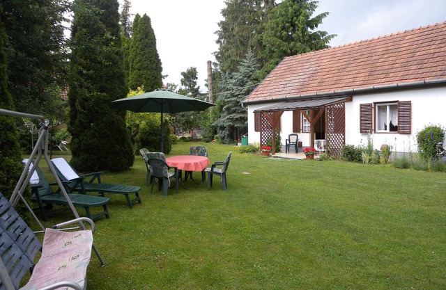 Holiday apartment with garden