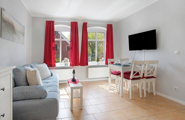 Holiday Apartment 'Kapitänsferienhaus Admiralität' with Shared Terrace & Wi-Fi