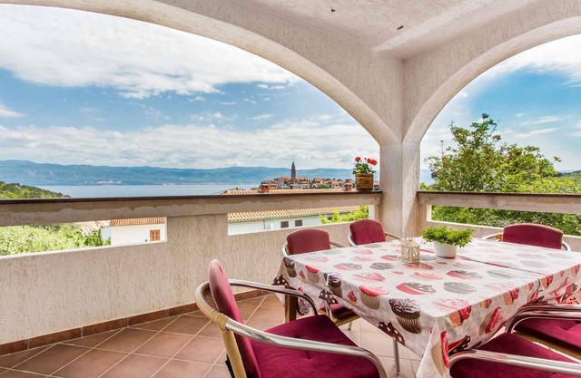 Holiday apartment with air conditioning and sea view