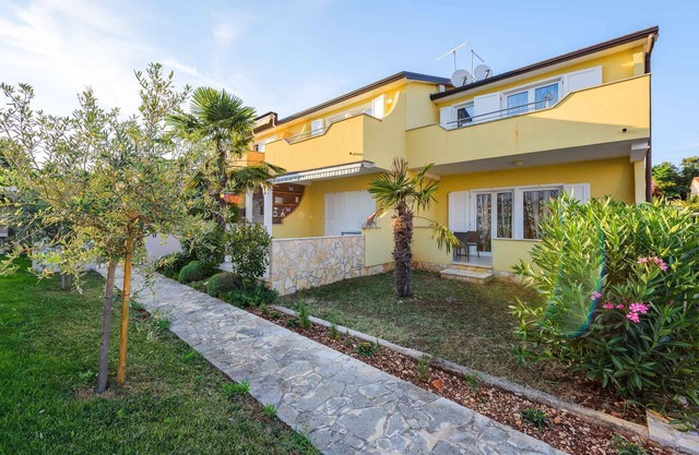 Holiday apartment with air conditioning near the sea
