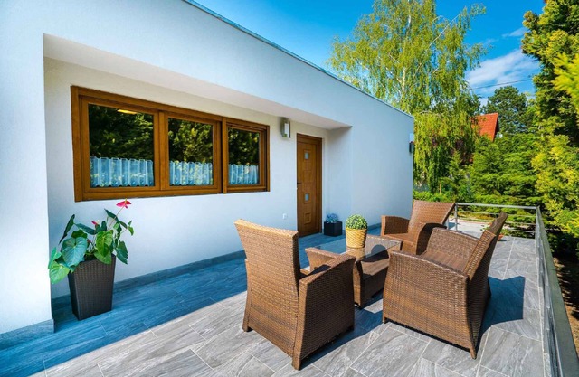 Holiday apartment with garden, just 100 meters from the beach