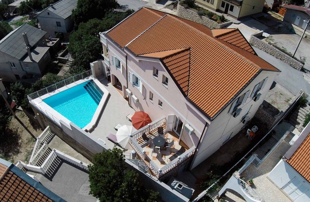 Holiday apartment with sea views, air conditioning and pool