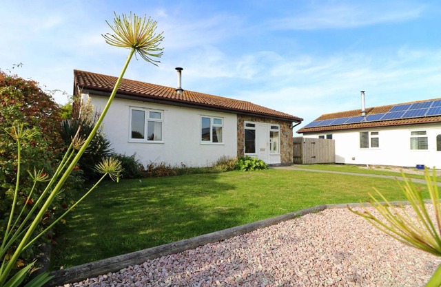 Holiday Bungalow, short drive to 7 Beaches!