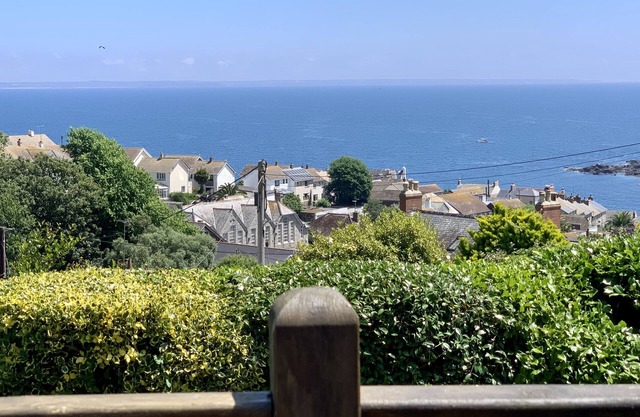 Holiday Cottage With Fabulous Views, Garden, Deck And Private Off Road Parking