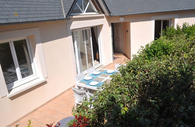Holiday house between beach and dunes in unspoilt natural site.