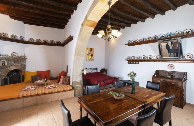 Holiday Home '1900's Traditional House in Asklipio' with Private Terrace, Wi-Fi and Air Conditioning