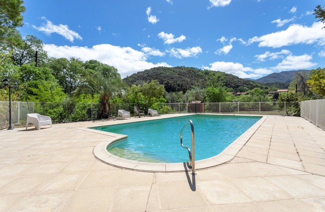 Holiday Home 2 with Mountain View, Shared Pool