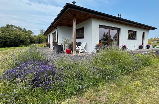 Holiday Home 'Belle Maison Familiale De Kerscaven' with Private Terrace, Private Garden and Wi-Fi