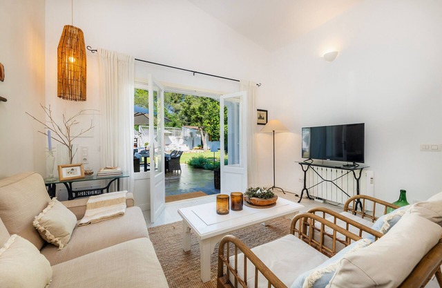 Holiday Home 'Casa Familia' with Private Pool, Wi-Fi and Air Conditioning