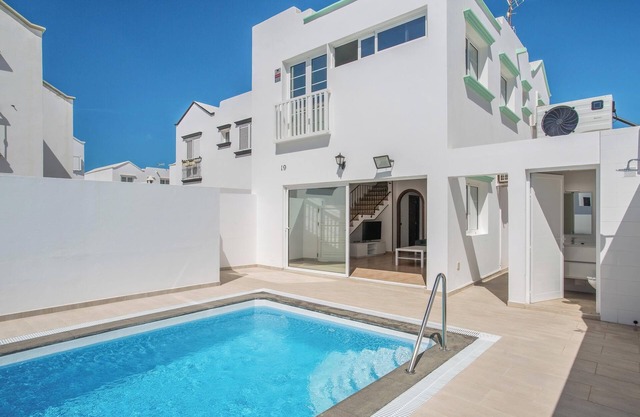 Holiday Home ‘Casa Oasis’ with Pool, Wi-Fi, Air Conditioning & Terrace