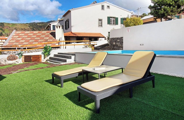 Holiday Home 'Casa Carreira' with Sea View, Pool & Wi-Fi