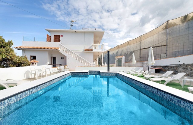 Holiday Home 'Casa Punta Del Sol Atico' with Sea View, Shared Pool, and Wi-Fi