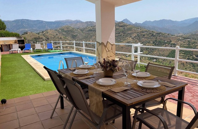 Holiday Home 'Casa Rural La Verónica' with Mountain View, Wi-Fi and Air Conditioning