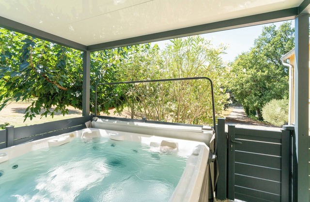 Holiday Home 'Coin De Paradis Au Mont Ventoux' with Private Terrace, Wi-Fi and Air Conditioning