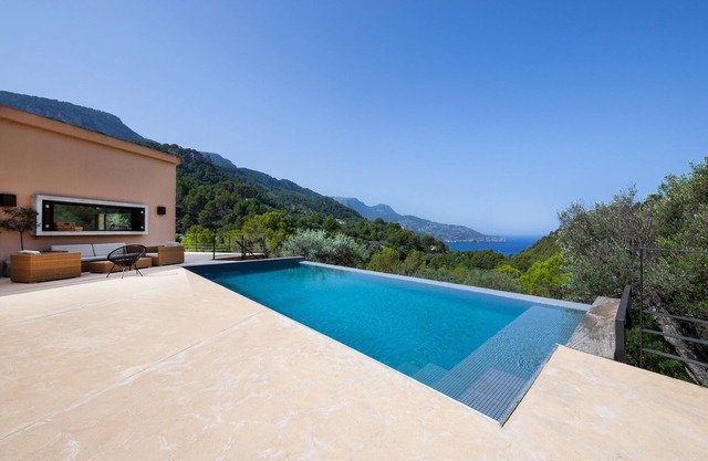Holiday Home 'Dream Property In Alconasser' with Sea View, Pool, Terrace & Wi-Fi