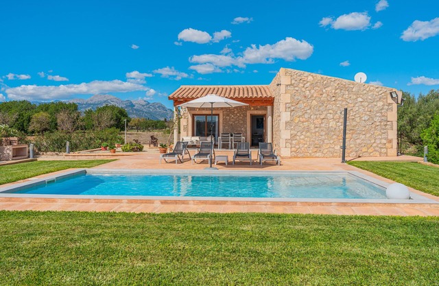 Holiday Home “El Rafal de Son Alberti” with Mountain View, Air Conditioning and Pool
