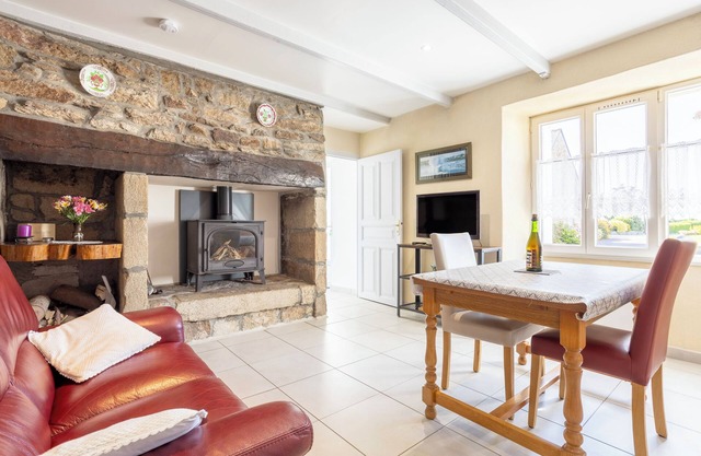 Holiday Home 'Fireplace, Kerantum, Peaceful' with Shared Garden and Wi-Fi