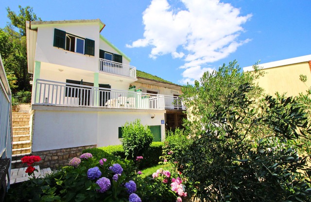 Holiday Home Gea - Three Bedroom Holiday Home with Terrace and Partial Sea View