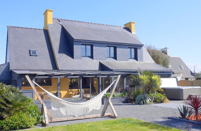 Holiday Home in Guisseny with Jacuzzi & Beach