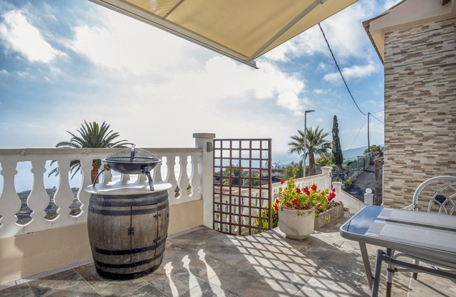 Holiday Home 'Las Golondrinas - B' with Sea View, Private Terrace and Wi-Fi