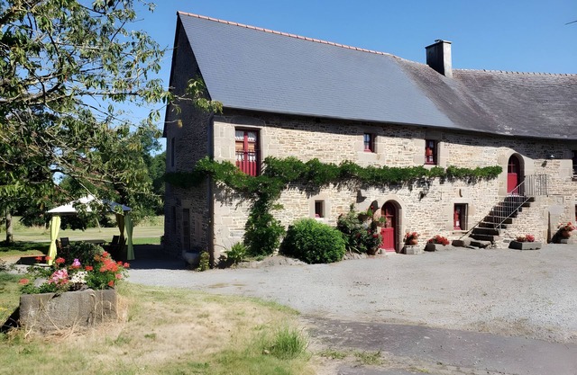 Holiday Home 'Le Logis d'Aliénor' with Private Garden and Wi-Fi