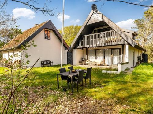 Holiday Home Loic - 400m to the inlet by Interhome
