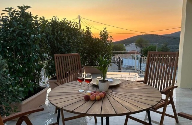 Holiday Home 'Marble's Residence' with Mountain View, Wi-Fi and Air Conditioning
