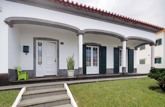Holiday Home 'Pascoal House' with Private Terrace, Private Garden and Wi-Fi
