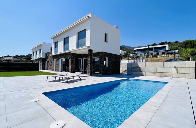 Holiday Home Villa Perabeua with Pool, Garden & Wi-Fi
