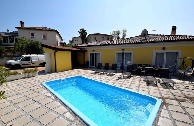 Holiday home with courtyard, air-conditioned