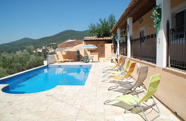 Holiday Home with Pool, Mountain View, Wi-Fi and Air Conditioning