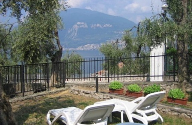 Holiday House Margherita 60sqm Lake view, swimming pool near town center and beach