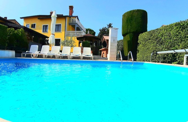 Holiday house Buje for 1 - 10 persons with 6 bedrooms - Holiday house