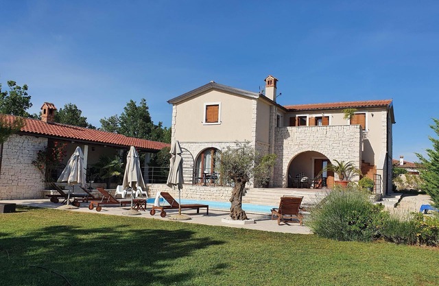 Holiday house Cabrunici for 1 - 8 persons with 4 bedrooms - Holiday home