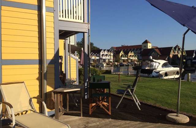 Holiday house for 4 -6 right on the water with boat dock/Mecklenburg Lake District
