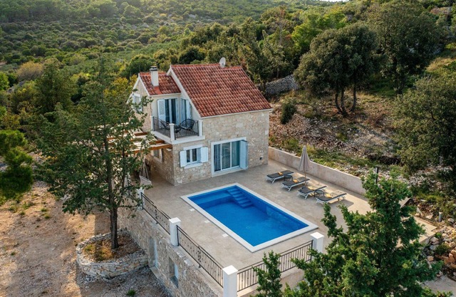 Holiday house Povlja for 1 - 5 persons with 2 bedrooms - Holiday house