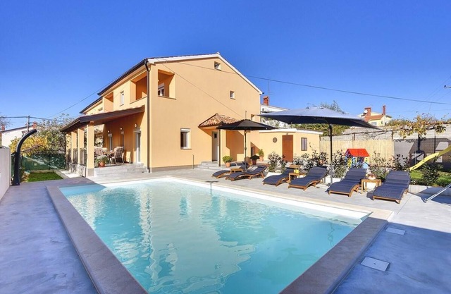 Holiday house Pula for 1 - 10 persons with 4 bedrooms - Holiday home