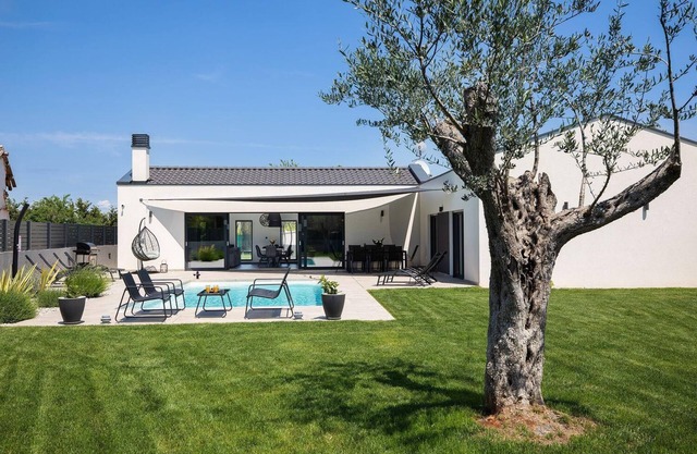 Holiday house Pula for 1 - 8 persons with 3 bedrooms - Holiday home