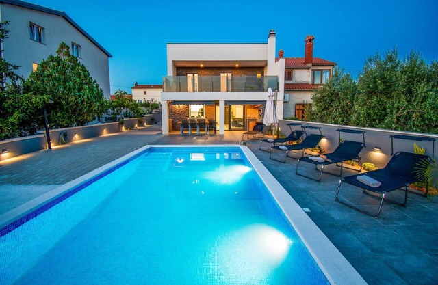 Holiday house Pula for 1 - 8 persons with 4 bedrooms - Holiday home