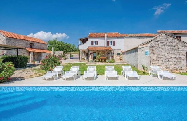 Holiday house Tinjan for 1 - 8 persons with 3 bedrooms - Twin house