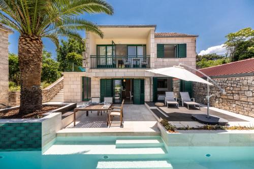 Holiday House with a pool