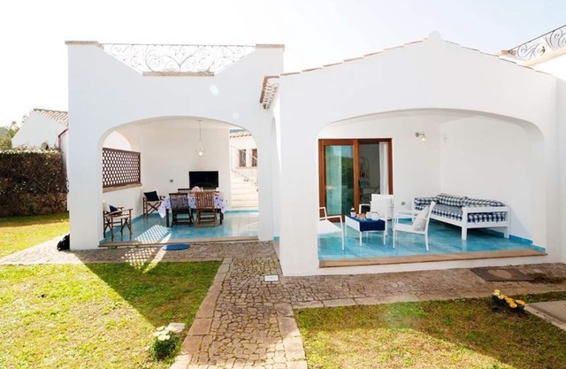 Holiday house with garden 400 meters from the beach of Porto Ainu