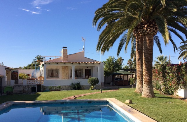 Holiday house with large pool, palm garden and additional. Outside kitchen. Close to the beach!