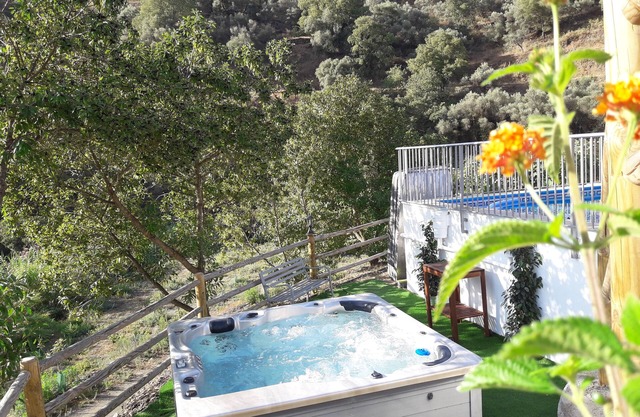 Holiday house with private pool, jacuzzi and wifi, in an intimate area