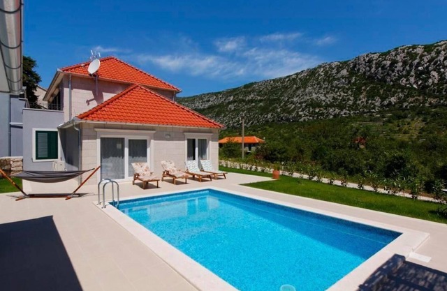Holiday house Zagvozd for 1 - 8 persons with 3 bedrooms - Holiday home