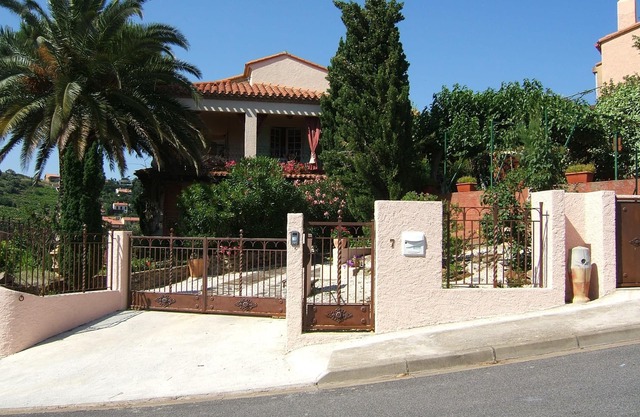 HOLIDAY IN A VILLA in Collioure, CHARACTER COUNTRY