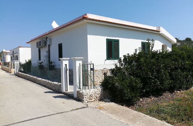 Holiday in Villino n ° 9 Giovanna DISANTI, immersed in the green of the Villa in GARGANO
